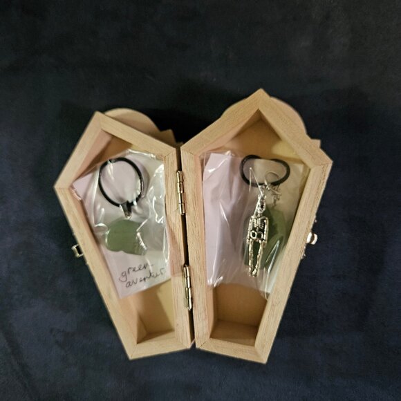 Green aventurine skull & coffin, + skeleton, gemstone pendants, jewelry box - Picture 3 of 9